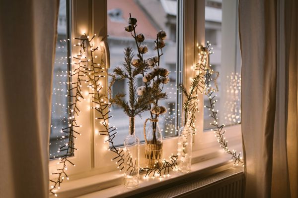 Comment intégrer efficacement les guirlandes lumineuses dans votre décoration de Noël ?