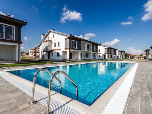 Interview avec un architecte : Le processus de conception et de construction d'une piscine à copeaux