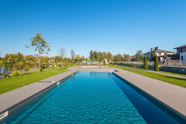 Piscines à copeaux vs piscines traditionnelles : Le grand débat